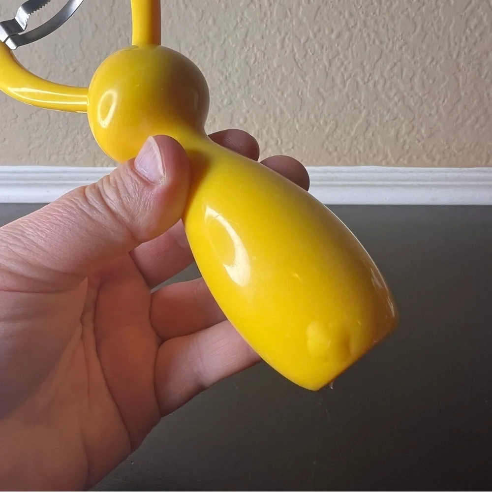 Vintage Boston Warehouse Bunny Rabbit vegetable Peeler, Sunny Yellow Lime Green